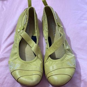 Merrill bare foot flats lime yellow hood condition worn a handful of times only